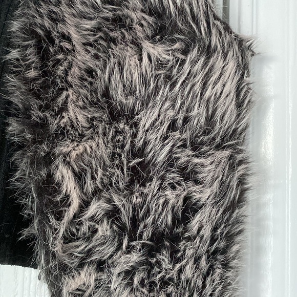 Daytrip black and gray faux fur vest size Medium - Picture 4 of 5